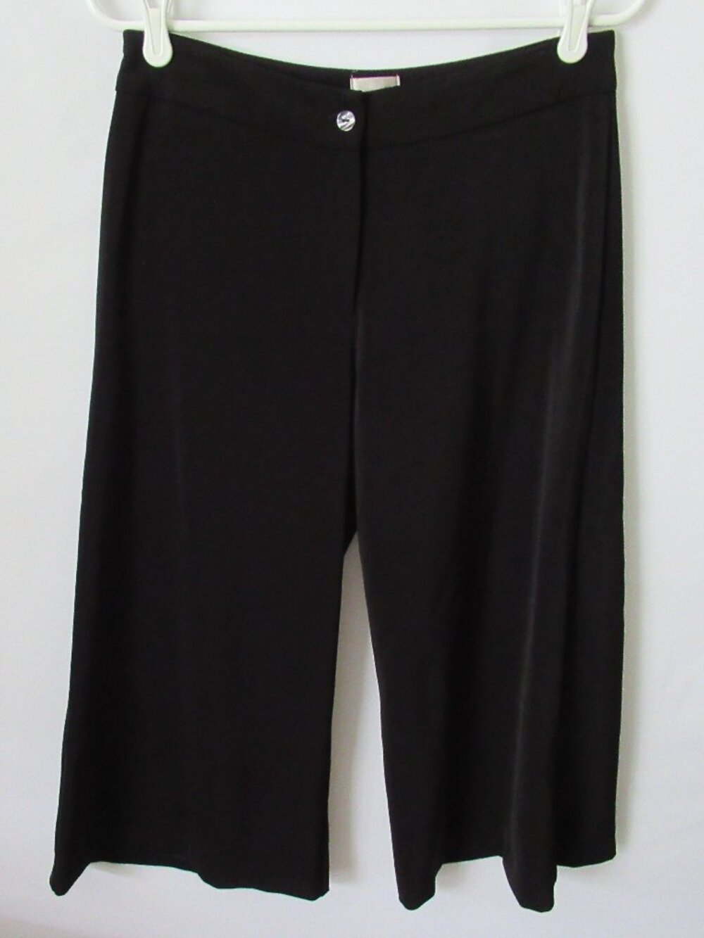Chico's black zip front poly blend stretch wide leg capri pants *Sz 1(8)*